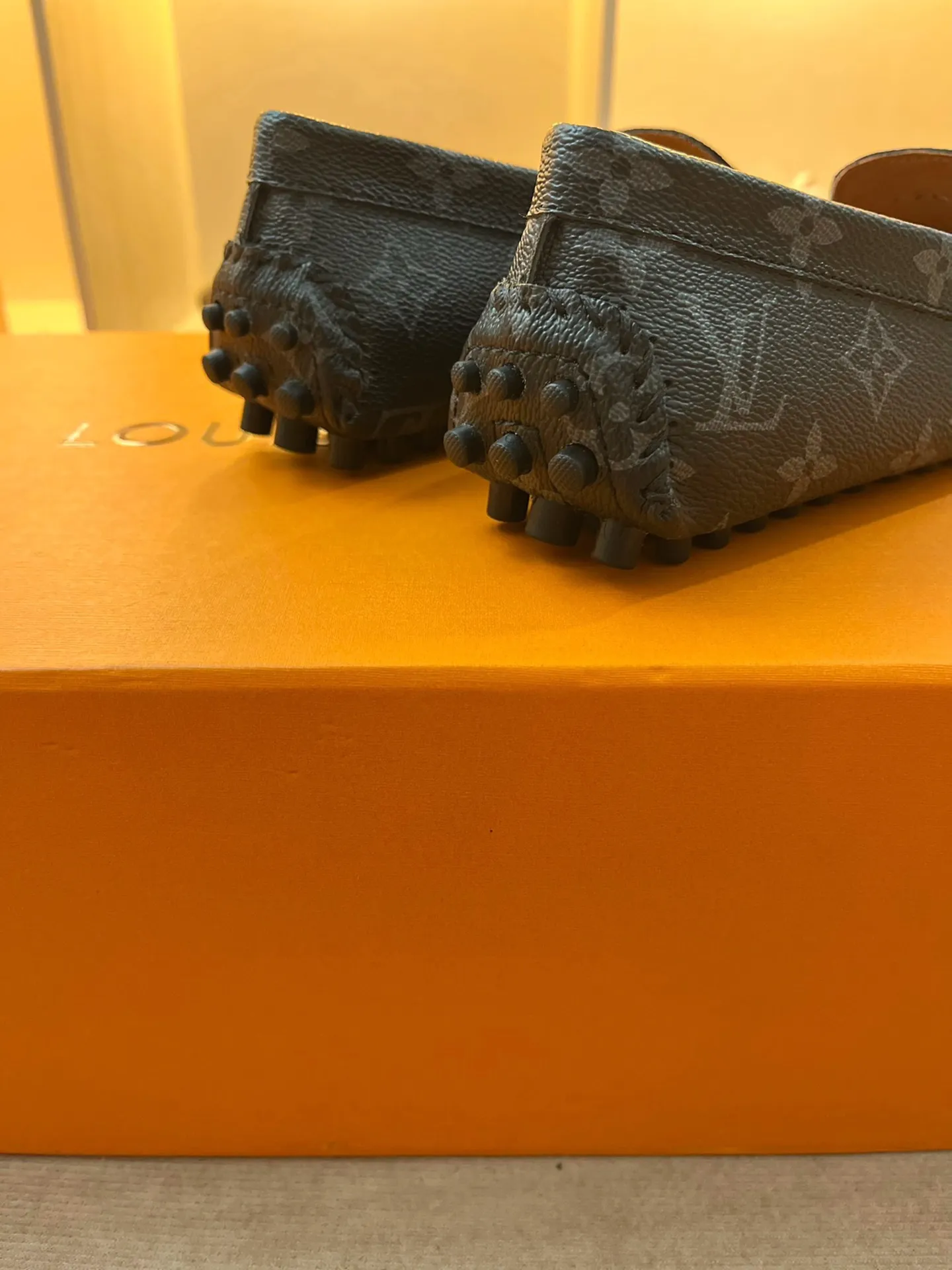 p460💰Couple model❤️🇫🇷 𝙇𝙤𝙪𝙞𝙨 𝙑𝙪𝙞𝙩𝙩𝙤𝙣 🇫🇷Louis Vuitton 2023 Classic𝓛𝓿 𝓣𝓻𝓪𝓲𝓷𝓮𝓻 Sports Series ➪➪➪¯ [Arizona Doudou Shoes Series] ▪️▪️▪️Arizona slip-on shoes are made of Monogram Eclipse canvas. Its hand-painted and dyed edges and hand-sewn uppers fully demonstrate Louis Vuitton's traditional shoemaking craftsmanship. This slip-on shoe is very lightweight. The integrated tongue and upper make it particularly comfortable and flexible. The soft outsole is equipped with rubber padding. Decorated with matching sash. Detailed features: ☑️Monogram Eclipse canvas ☑️Black Eclipse pattern ☑️Hand-painted shoe edges ☑️Hand-sewn uppers (each pair takes time to process) ☑️Integrated tongue and upper construction ☑️Outsole equipped with rubber lining ☑️size: 35_46